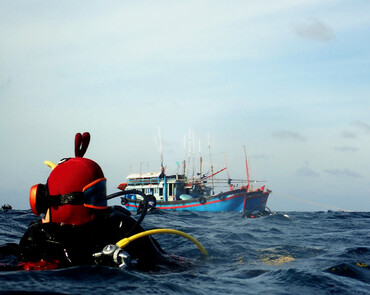 仇东平水摄作品23-祖国西沙的越南鱼船_每日一照2021_海富瑜